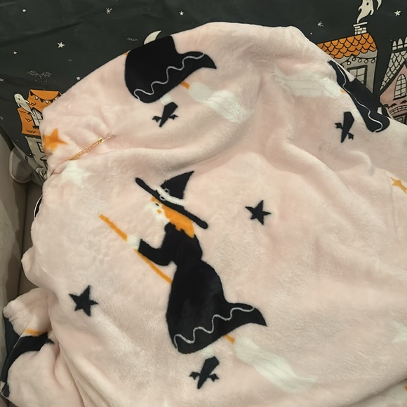 🧙‍♀️Pink Halloween Witch🩷 throw plush blanket 50”x70”NWT Viral - Picture 3 of 3